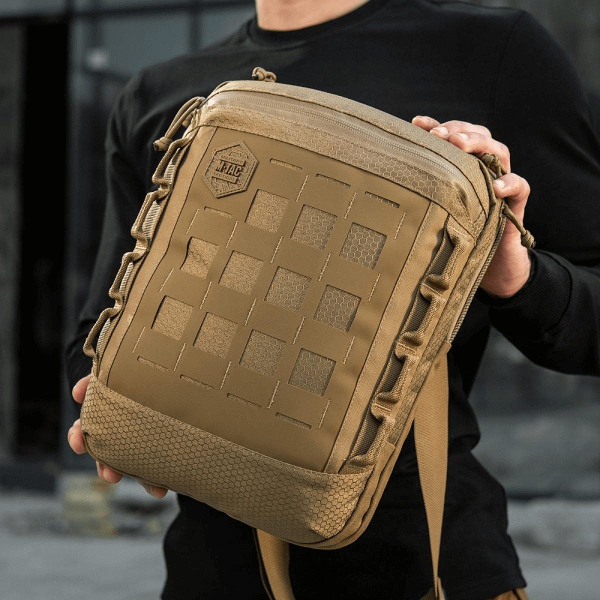 M-Tac Tablet Bag Laser Cut Hex med fladt design, fremstillet i robust Cordura med Laser Cut MOLLE frontpanel til praktisk opbevaring.
