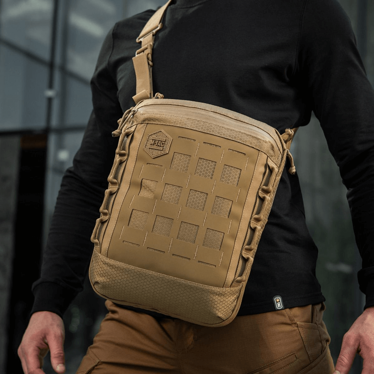 M-Tac Tablet Bag Laser Cut Hex i brug med Laser Cut MOLLE, ideel til EDC, dokumenter og skjult våben, fremstillet i Cordura materiale.