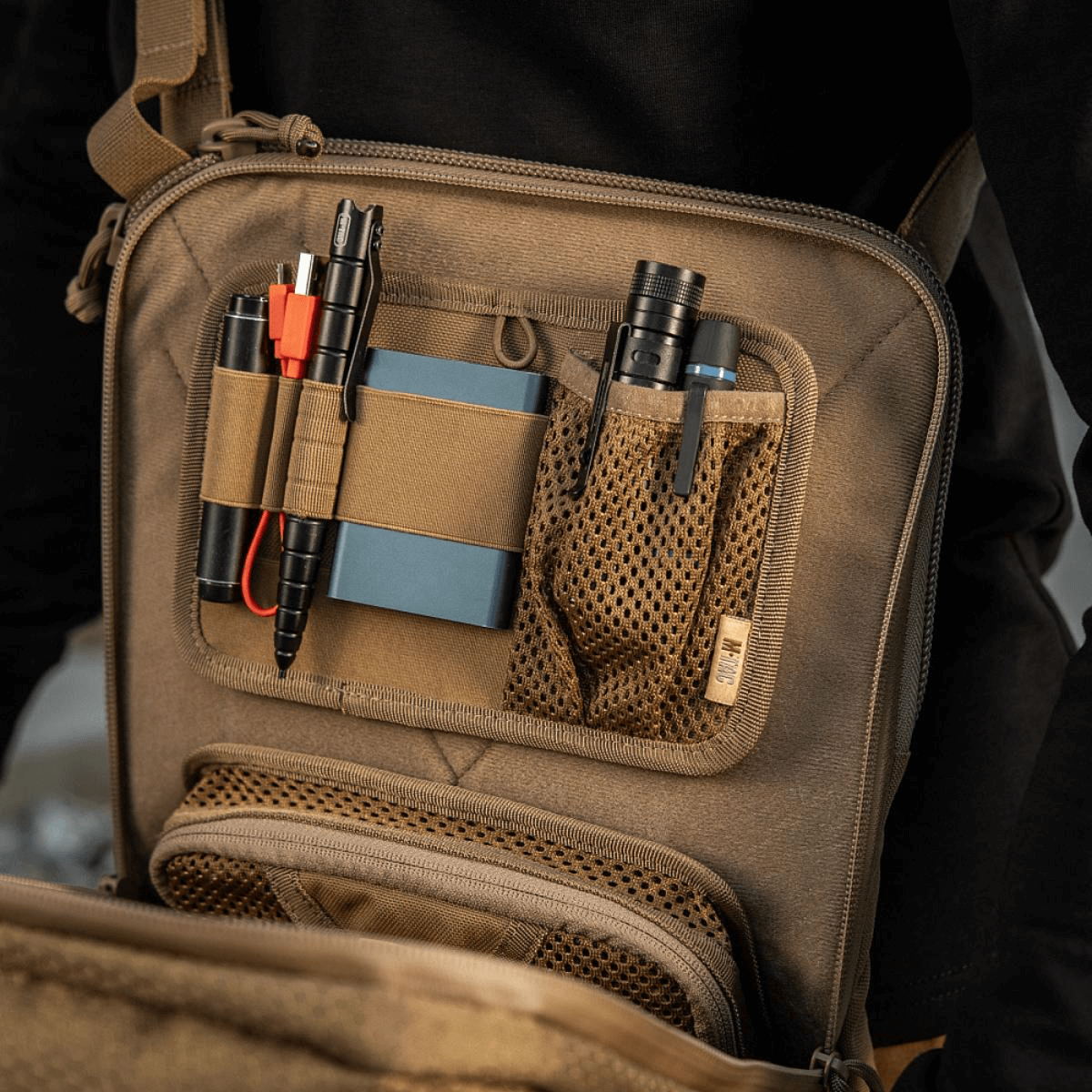 M-Tac Tablet Bag Laser Cut Hex med rum til tablet, dokumenter og udstyr. Flad og praktisk taske i Cordura med Laser Cut MOLLE frontpanel.