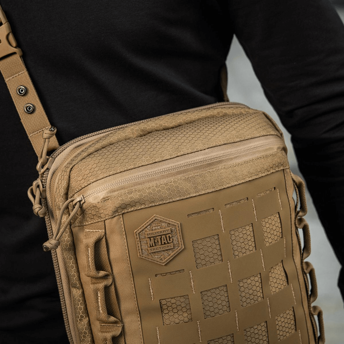 M-Tac Tablet Bag Laser Cut Hex, praktisk EDC taske i Cordura med skjult våbenrum og Laser Cut MOLLE for maksimal funktionalitet.