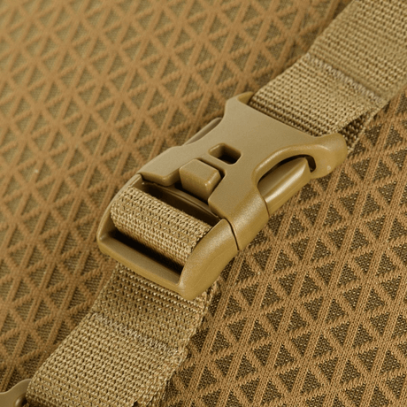 Nærbillede af spænde på M-Tac Tablet Bag Laser Cut Hex, fremstillet af holdbar Cordura Hex-materiale. EDC og dokumenttaske.