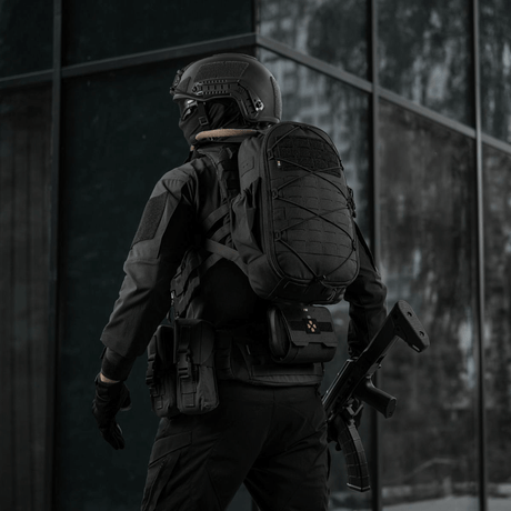 M-Tac STURM Elite Rygsæk - taktisk rygsæk i aktion, holdbar Cordura materiale, med laser cut MOLLE panel. Perfekt til kortvarige ophold.
