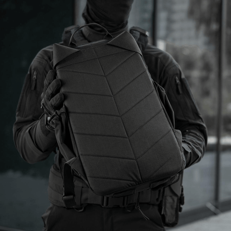 M-Tac STURM Elite Rygsæk bæres af taktisk klædt person, 15L rygsæk af Cordura 500D/1000D materiale, taktisk kort ophold og udstyrstransport