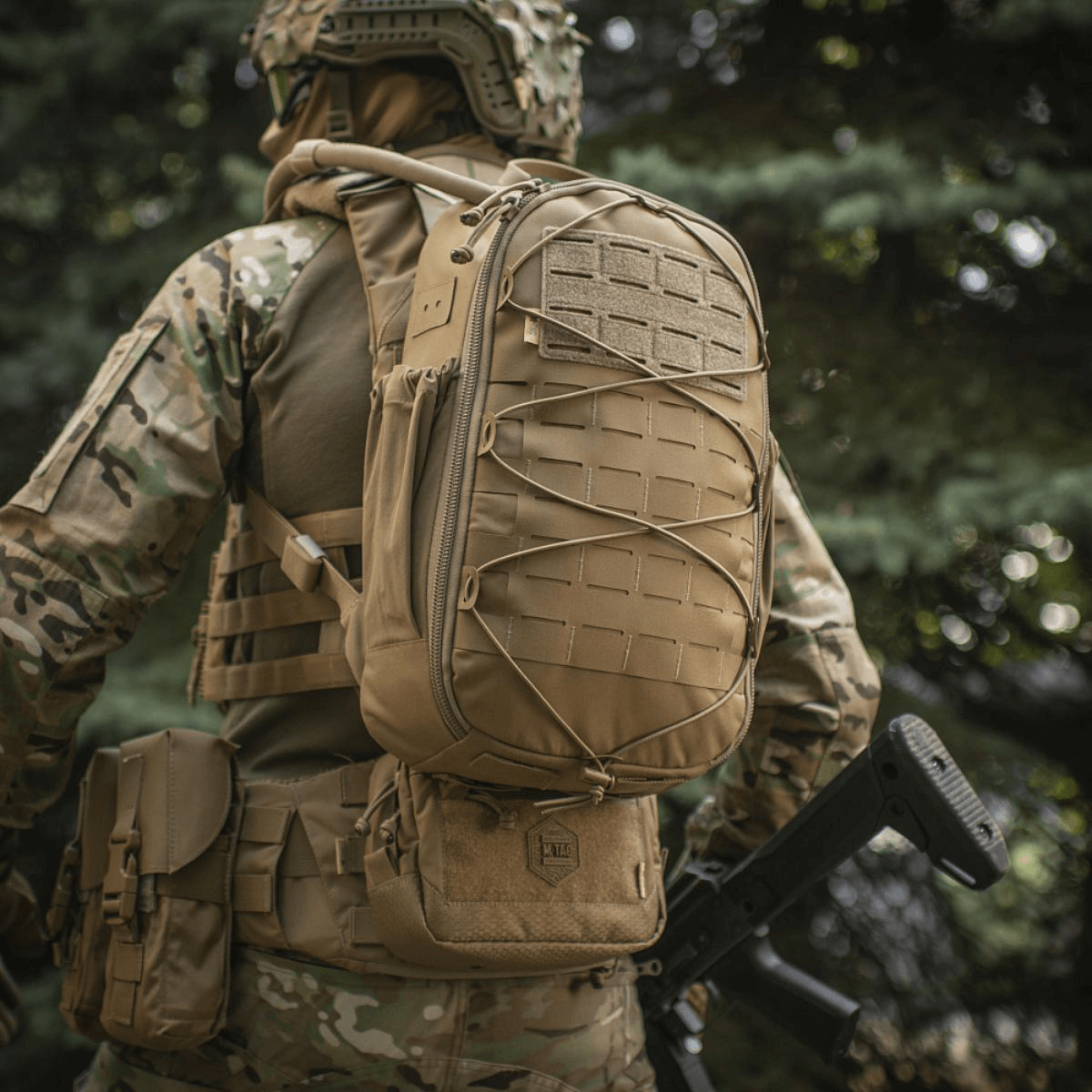 M-Tac STURM Elite Rygsæk i felten, taktisk rygsæk med MOLLE Laser Cut panel og elastiske sidelommer, perfekte til kortvarige missioner.