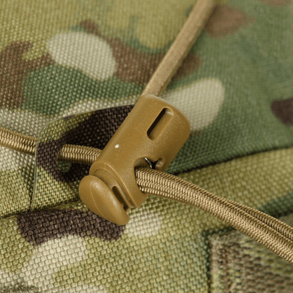 Detaljer af M-Tac STURM Elite Rygsæk i camouflage, viser spændelås og Cordura-materiale.