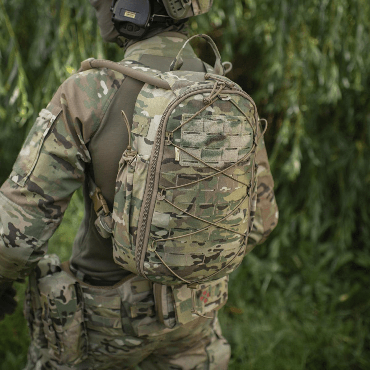 M-Tac STURM Elite Rygsæk i brug, taktisk rygsæk i camouflagemønster til kortvarige ophold, fremstillet af Cordura materialer.