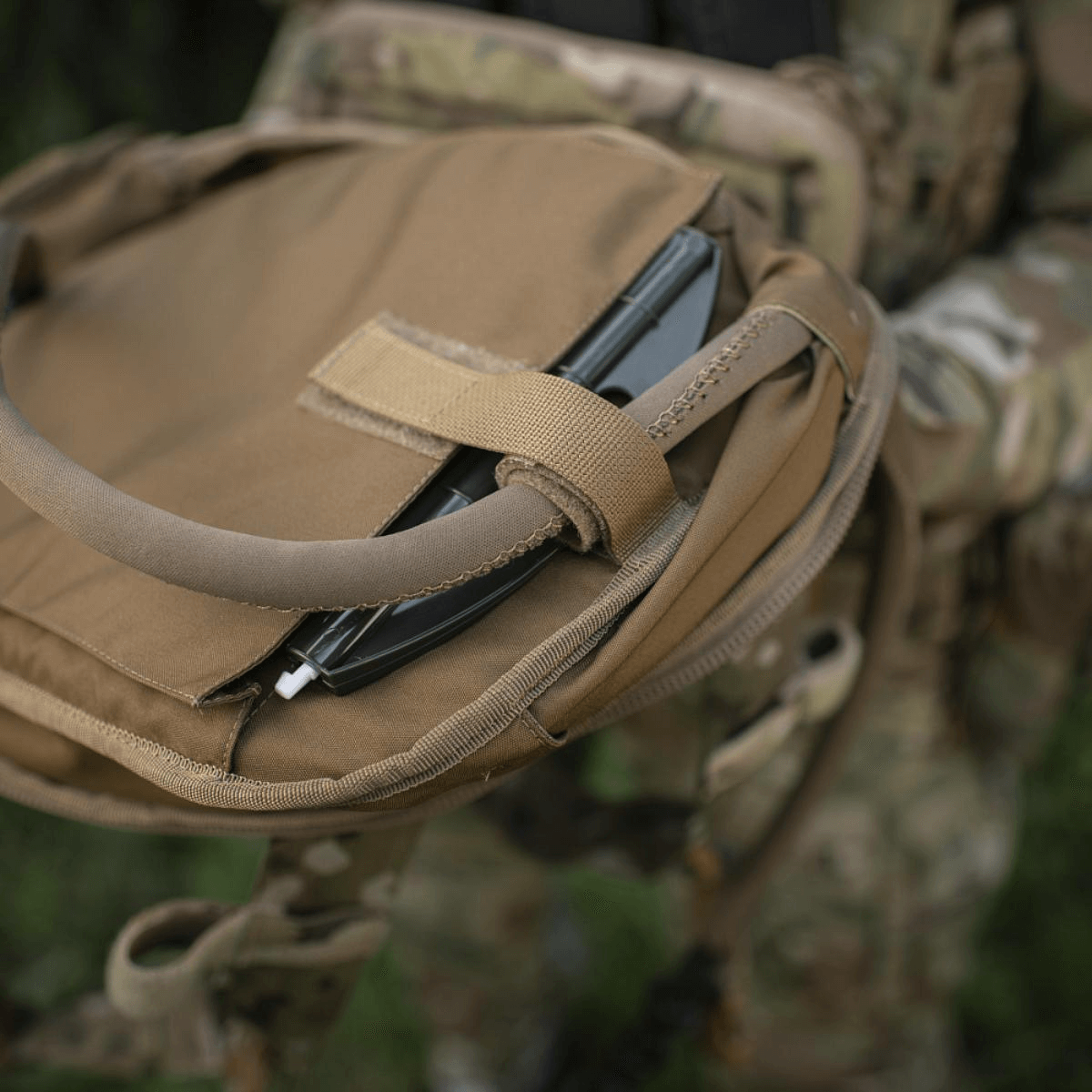 M-Tac STURM Elite Rygsæk åbnes i felten, viser taktisk opbevaringsrum med kvalitetsmaterialer som Cordura og YKK hardware.