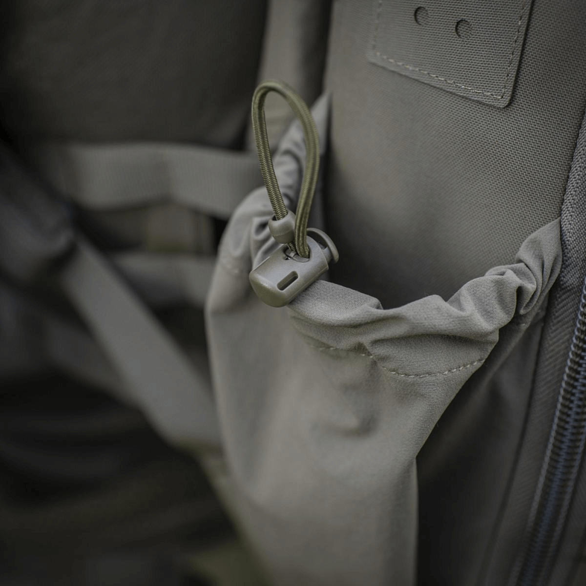 M-Tac STURM Elite Rygsæk med elastisk sidelomme og holdbar Cordura-konstruktion, ideel til taktisk brug og feltudstyr.