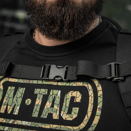 Mand iført M-Tac t-shirt med taktisk rygsækstrop. Fokus på design og komfort. Ideel til M-Tac STURM Elite Rygsæk.