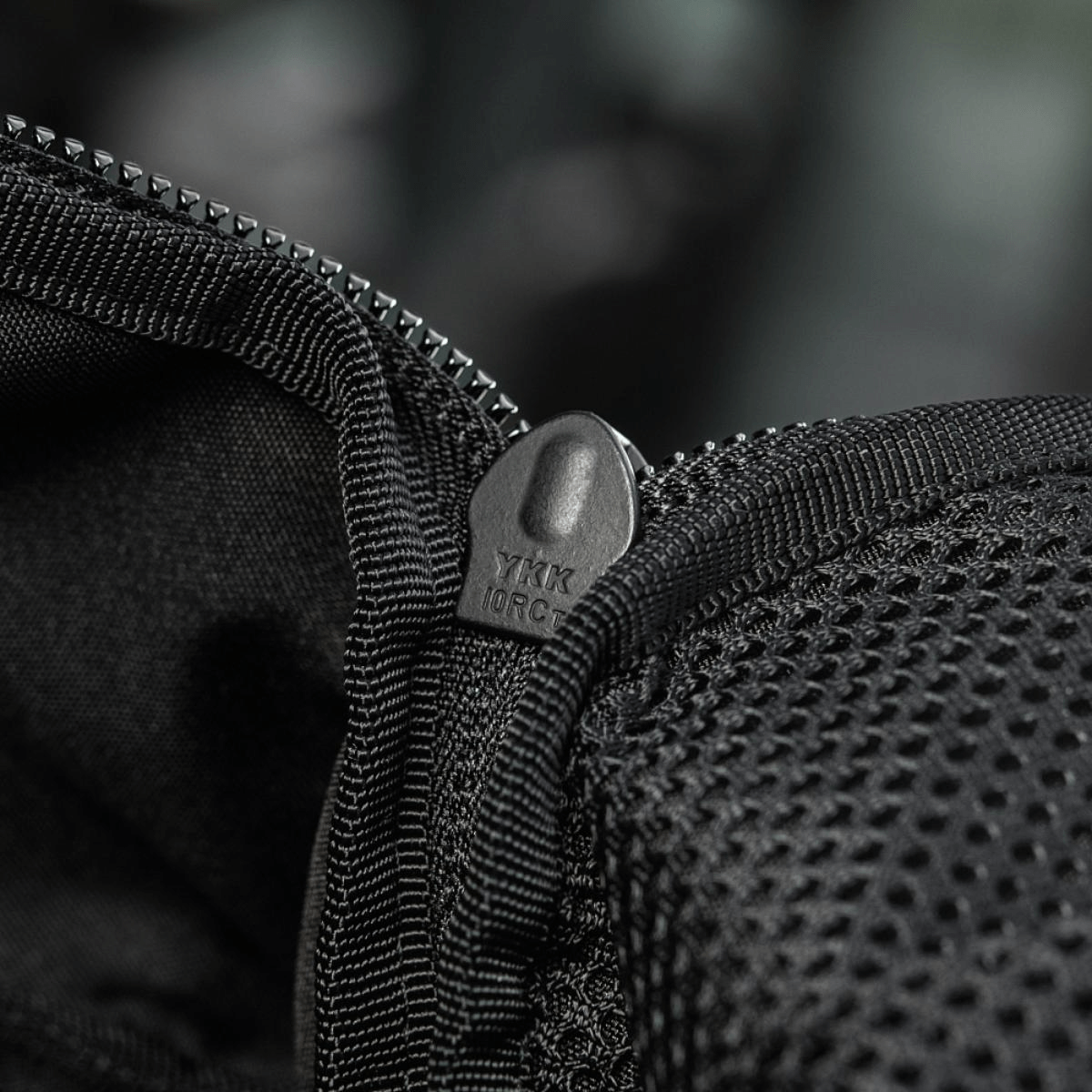 Nærbillede af YKK-lynlås på M-Tac STURM Elite Rygsæk i Cordura-materiale