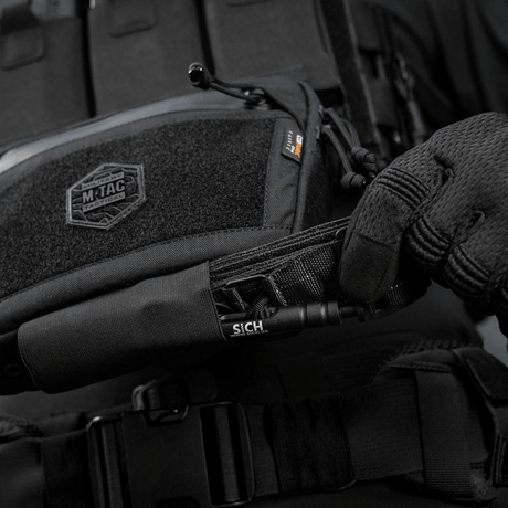 Nærbillede af M-Tac Large Elite Gen.II Skuldertaske i sort Cordura 500D med justering, lynlåse, og forstærket design.
