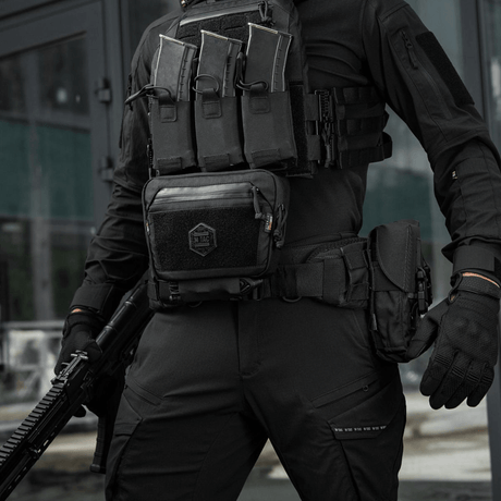 M-Tac Large Elite Gen.II Skuldertaske i brug med taktisk vest, fremstillet af Cordura 500D for slidstyrke, velegnet til taktisk brug.