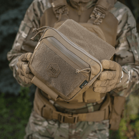 M-Tac Large Elite Gen.II Skuldertaske i brug til dagligt udstyr, taktik og holdbarhed med Cordura 500D og YKK lynlåse.