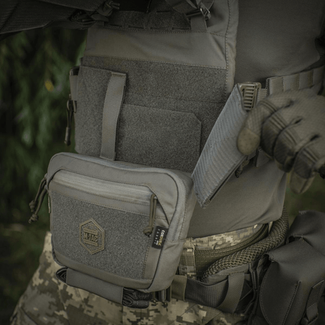M-Tac Large Elite Gen.II Skuldertaske i brug, fremstillet af slidstærk Cordura 500D med pålidelige YKK lynlåse og velcro panel.