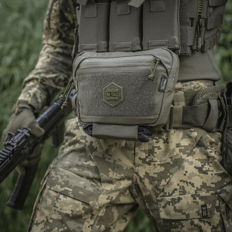M-Tac Large Elite Gen.II Skuldertaske i taktisk brug, lavet af slidstærk Cordura 500D med YKK lynlåse og front Velcro-panel.