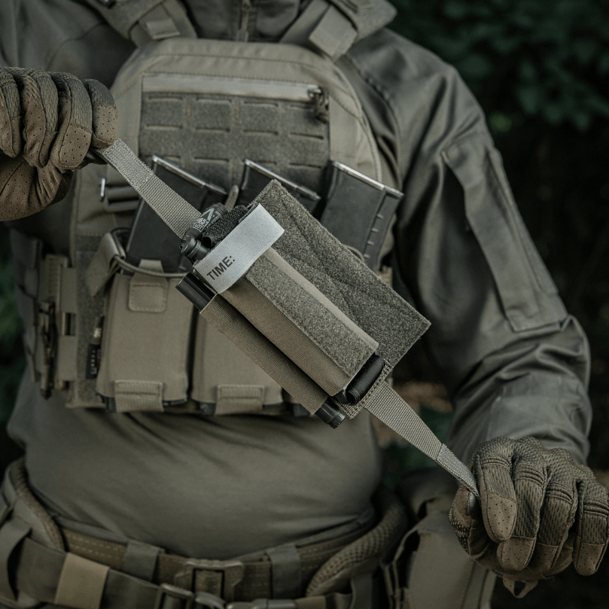 M‑Tac Tourniquet Pouch Elastic Gen.5 fastgjort på taktisk udstyr, viser hurtig adgang og sikker opbevaring af tourniquet.