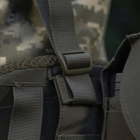 M-Tac olkahihnat taktiseen vyöhön Laser Cut tukevasta Cordura-materiaalista, NIJ-sertifiointi, näkyy galleria-asennossa 1 lähipotrettina soljesta ja hihnoista.