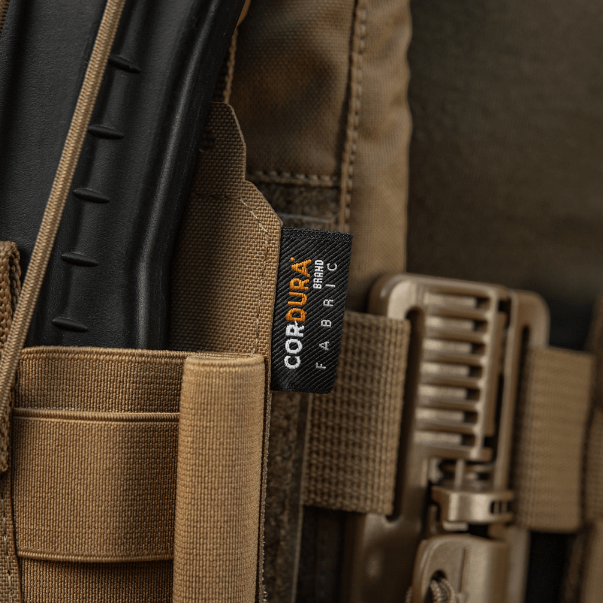 M-Tac Frontpanel til Cuirass QRS Pladebærer Tre Magasiner med Cordura stofdetalje og elastik rem, brun farve.