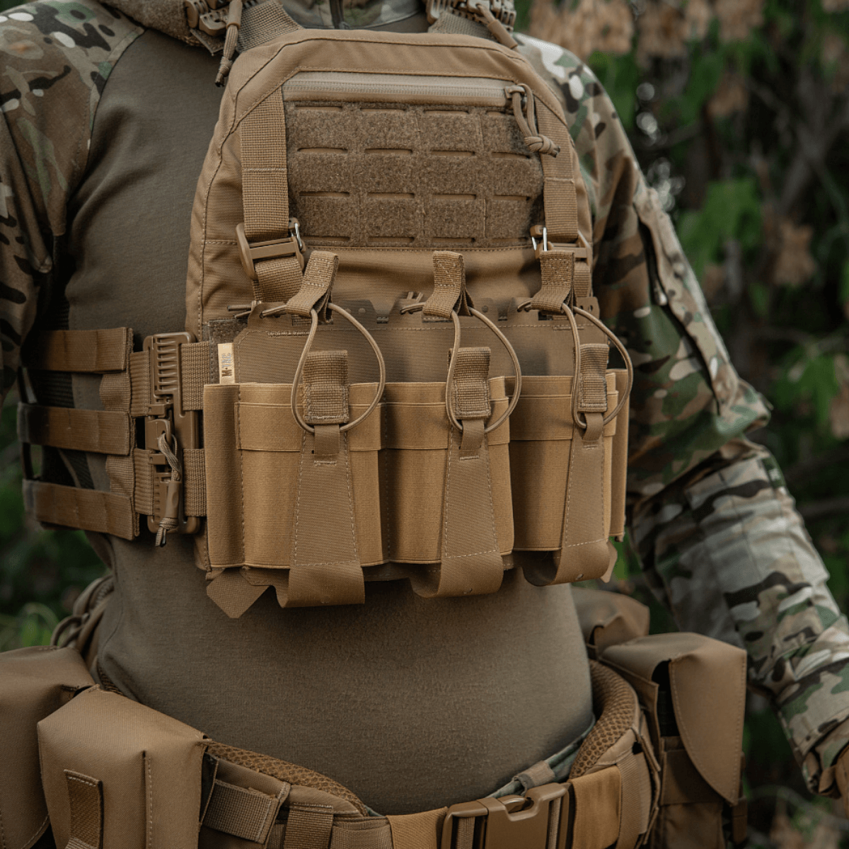 M-Tac Frontpanel til Cuirass QRS Pladebærer Tre Magasiner i brug af taktisk operatør, viser funktionel magasintaske.