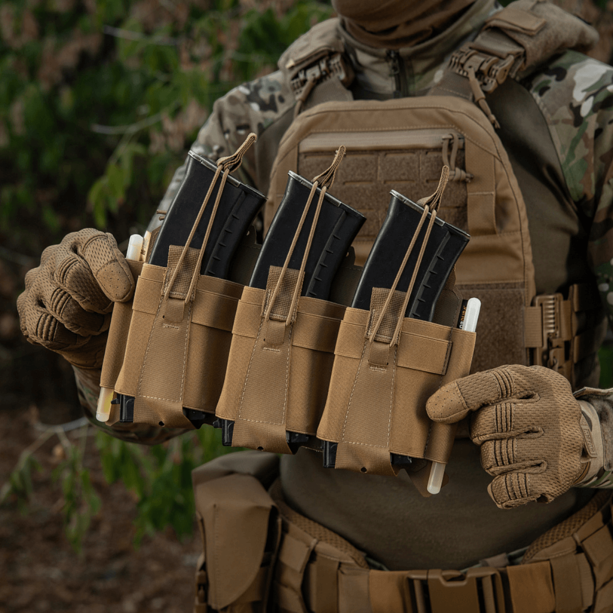 M-Tac Frontpanel til Cuirass QRS Pladebærer Tre Magasiner med elastikbånd og Cordura Squadron materiale, holder AK/AR magasiner sikkert.