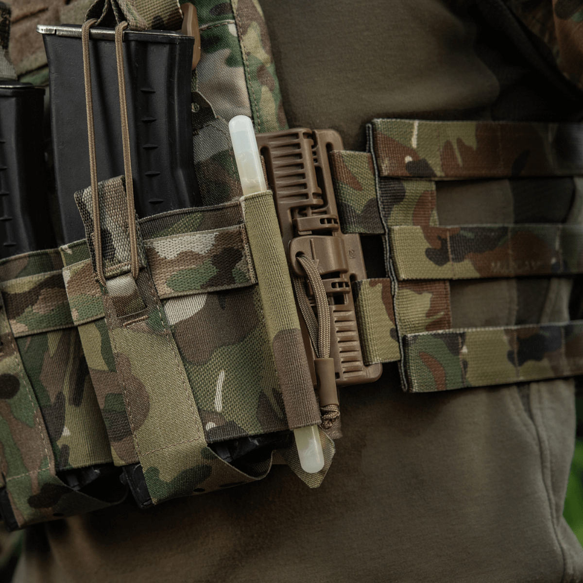 M-Tac Frontpanel til Cuirass QRS Pladebærer Tre Magasiner med elastisk magpung og Cordura materiale i camouflage design.
