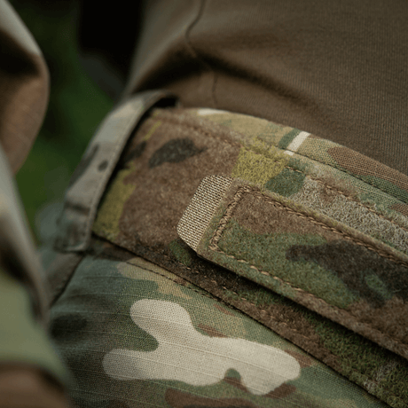 Lähikuva M‑Tac Internal Tiger -vyöstä käytössä, soveltuu sotilaalliseen ja taktiseen varustukseen, Cordura 500D, velcro-suljenta.