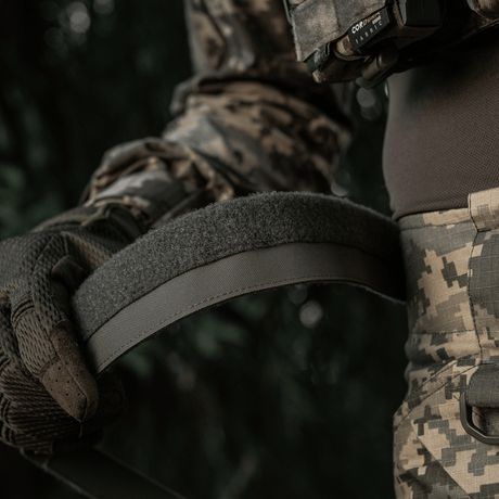 M-Tac Internal Tiger -vyö käytössä sotilasvarustuksessa, Cordura 500D-kangas ja velcro-kiinnitys. Soveltuu taktisiin käyttötarkoituksiin.