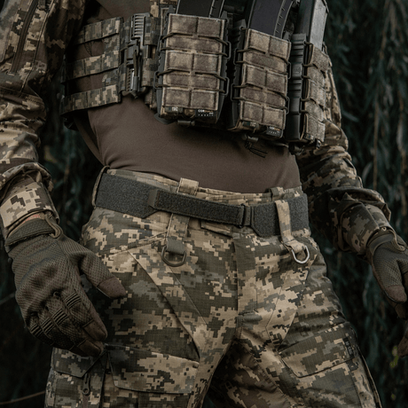 Kuva M‑Tac Internal Tiger -vyöstä käytössä sotilaallisessa ja taktisen varustuksen kanssa, Cordura 500D ja velcro-kiinnitys.