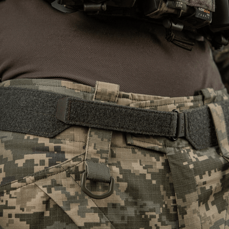 M‑Tac Internal Tiger -vyö sotilaspuvussa, suunniteltu taktiseen käyttöön, Cordura 500D, velcro-kiinnitys ja ovaali metallikehys.