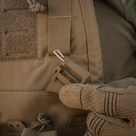 M-Tac etupaneeli Plate Carrier Cuirass QRS:lle, 4 lipasta, elastista materiaalia, NIJ-sertifiointi, toimiva kiinnitys, galleria, sijainti 1.
