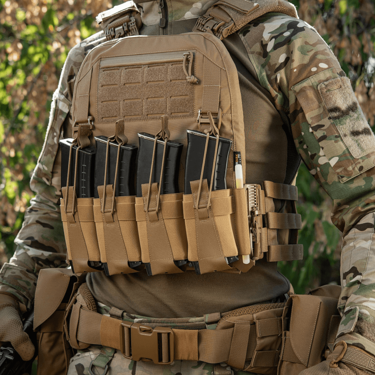 M-Tac Frontpanel til Plate Carrier Cuirass QRS til 4 Magasiner i brug i taktisk miljø