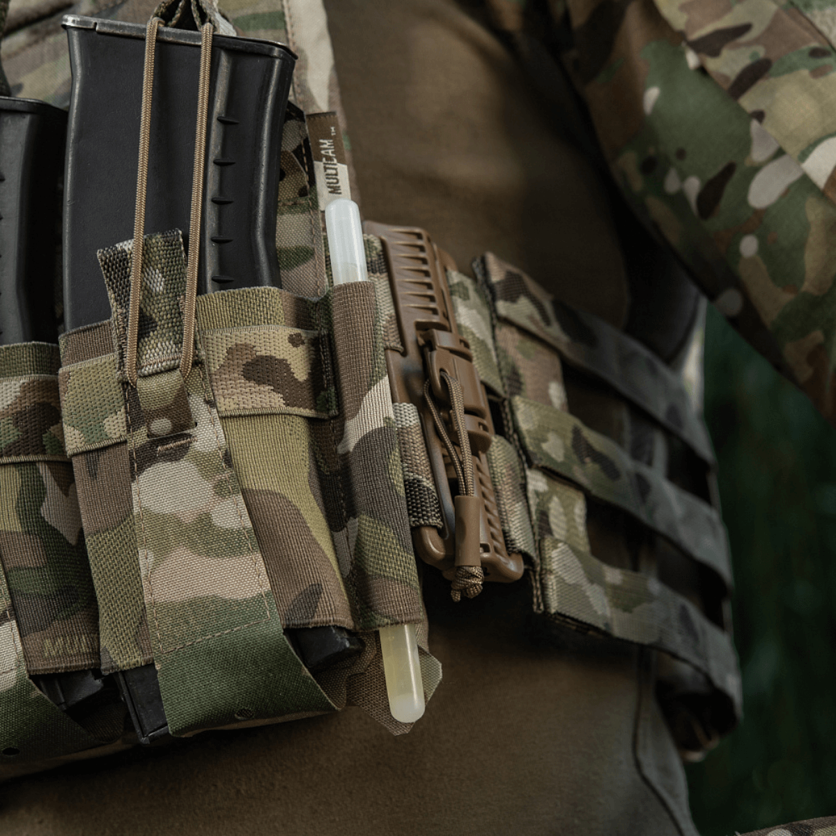 M-Tac Frontpanel til Plate Carrier Cuirass QRS til 4 Magasiner i brug med camouflage design, holder magasiner sikkerhed fastspændt.