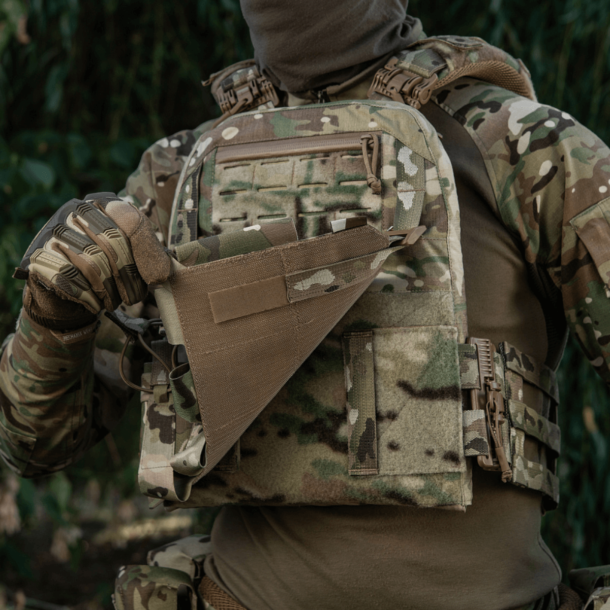 M-Tac Frontpanel til Plate Carrier Cuirass QRS til 4 Magasiner i brug, viser elastiske magasinlommer og robust materiale.