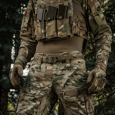M-Tac Cobra Buckle Taktisk Bælte Laser Cut på en militæruniform i skoven