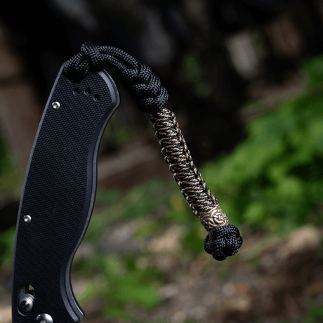 M-Tac Knife Lanyard Scandinavian – punottu paracord-naru taskuveitsessä tyylikästä ja käytännöllistä käyttöä varten.