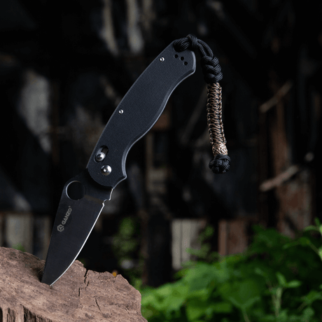 M-Tac Knife Lanyard Scandinavian paracord-lisä taskuveitsessä luonnon keskellä, tyyliä ja toimivuutta varten.
