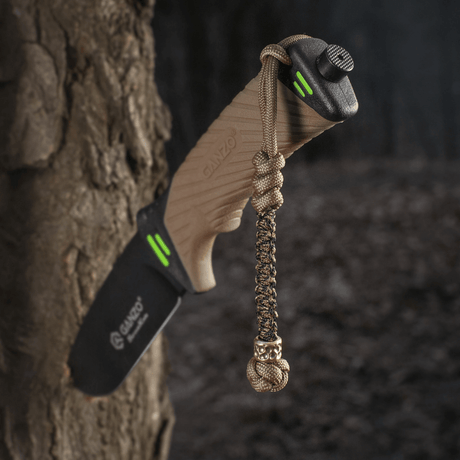 M-Tac Knife Lanyard Scandinavian Granule punottu paracord veitsessä metsätaustalla, ihanteellinen taskuveitsen personointiin.