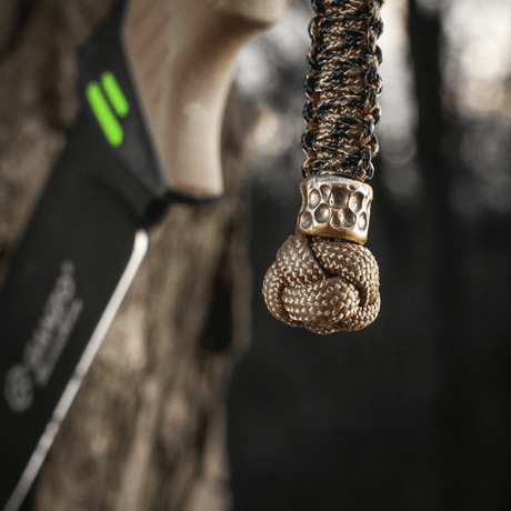 M-Tac Knife Lanyard Scandinavian Granule punottu paracord koristellisella solmulla, kiinnitetty veitseen, käytännöllinen ja tyylikäs.