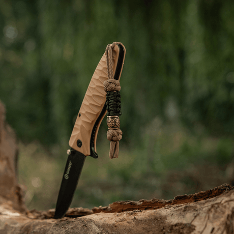 M-Tac Lanyard Scandinavian Small Chinese Knot veitsessä, valmistettu kierretystä paracordista ja koristeltu skandinaavisilla kuvioilla luonnonympäristössä.