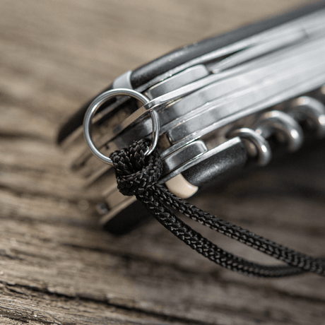 M-Tac Knife Lanyard Helix Skull taskuveitsessä, punottu paracord lisää tyyliä ja ilmettä, helppo vetää esiin taskusta.