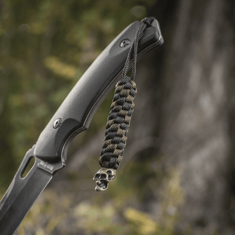 M-Tac Knife Lanyard Helix Skull veitsessä, punottu paracord lisää tyyliä ja toimivuutta tunnusomaisella kallo‑designilla.