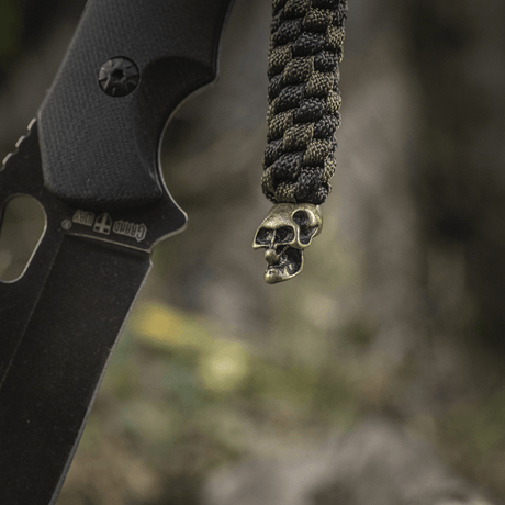M-Tac Knife Lanyard Helix Skull punottu paracord, koristeltu kallolla, lisää tyyliä ja toimivuutta taskuveitseesi.