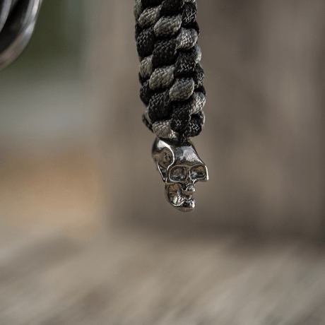 M-Tac Knife Lanyard Helix Skull lähikuva punotusta paracordista kallo‑designilla, joka lisää luonnetta taskuveitseen.