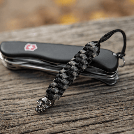 M-Tac Knife Lanyard Helix Skull punottu paracord taskuveitsille tyylikkäällä kallodesignilla, joustava kahvan jatke.