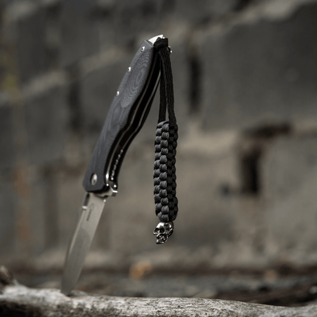 M-Tac Knife Lanyard Cuboid Skull, musta paracord ja koristeellinen Cuboid Skull -helmi, punottu, uniikki ilme ja käytännöllinen.