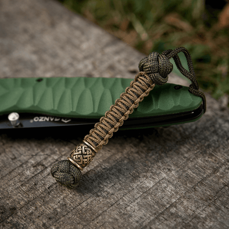 M-Tac Knife Lanyard Celtic kiinnitetty veitsen kahvaan, koristeellinen punos paracordista käytännölliseen käyttöön ja tyyliin.
