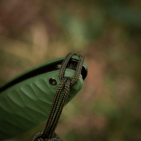M-Tac Knife Lanyard Celtic, punottu paracord vihreää taustaa vasten, tyylikäs veitsilisävaruste.