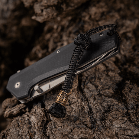 M-Tac Knife Lanyard Celtic, punottu paracord celtic-designilla mustassa veitsessä, tyylikäs lisävaruste veitsille ja varusteille.