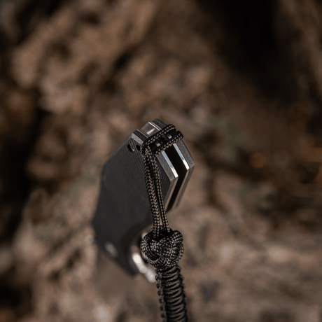 M-Tac Knife Lanyard Celtic - musta punottu paracord-lanyard veitsessä, lisää tyyliä ja toimivuutta veitsille, taskulampuille ja varusteille.