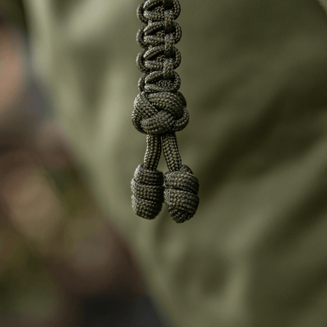 Punottu M-Tac Loopy Snake Skull Lanyard paracordista veitsille ja varusteille, tyylikäs ja kestävä lisä.